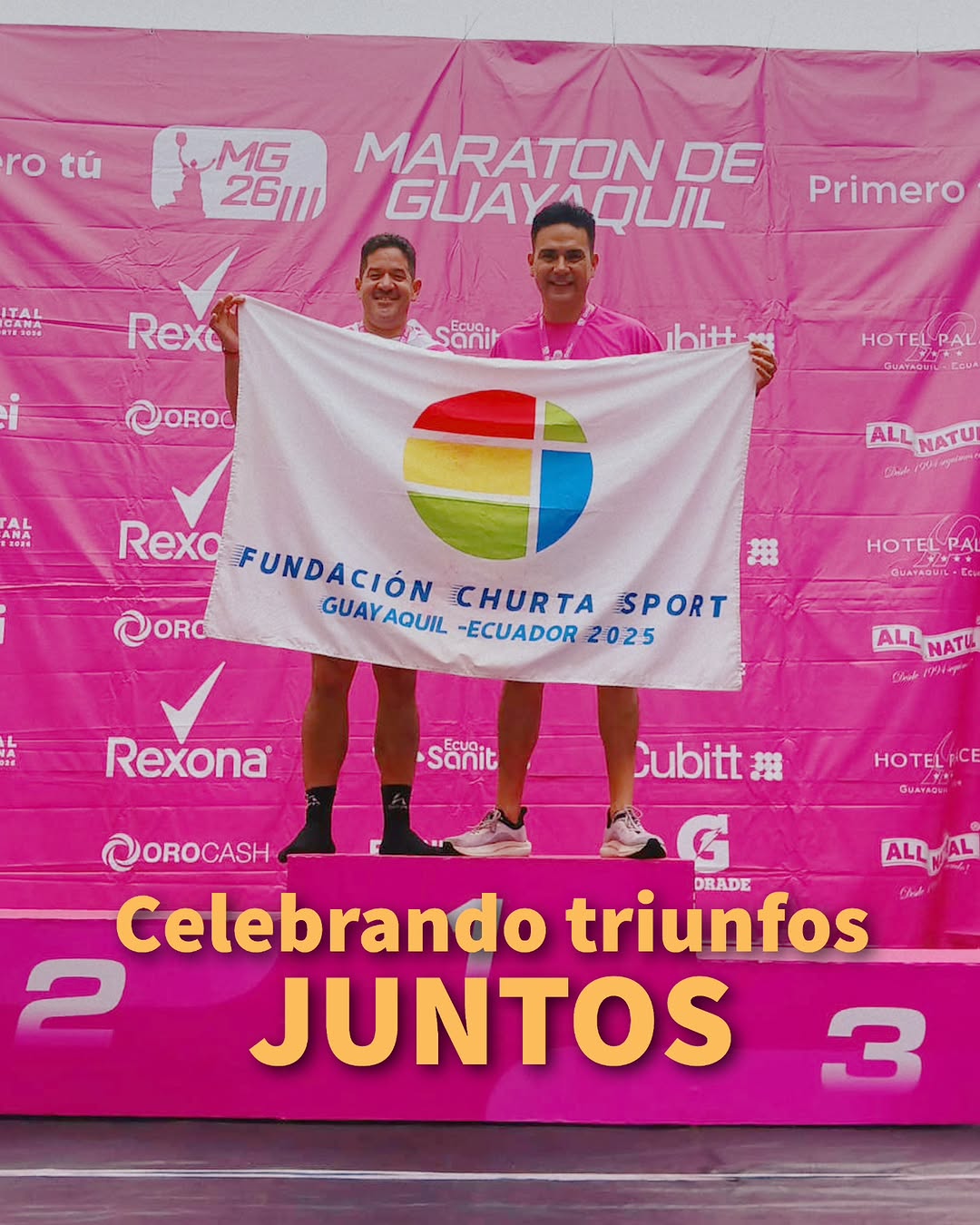 Deportistas apoyados por la Fundación celebrando en el podio de la Maratón de Guayaquil con la bandera institucional
