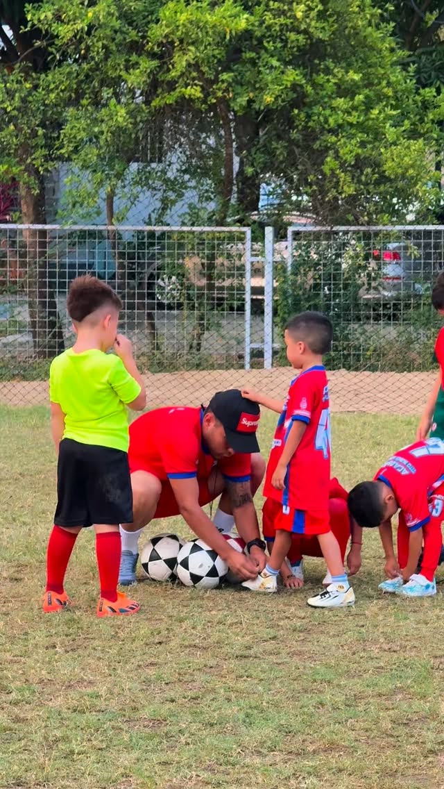 Acompañamiento de la Fundación a niños deportistas en cancha de fútbol