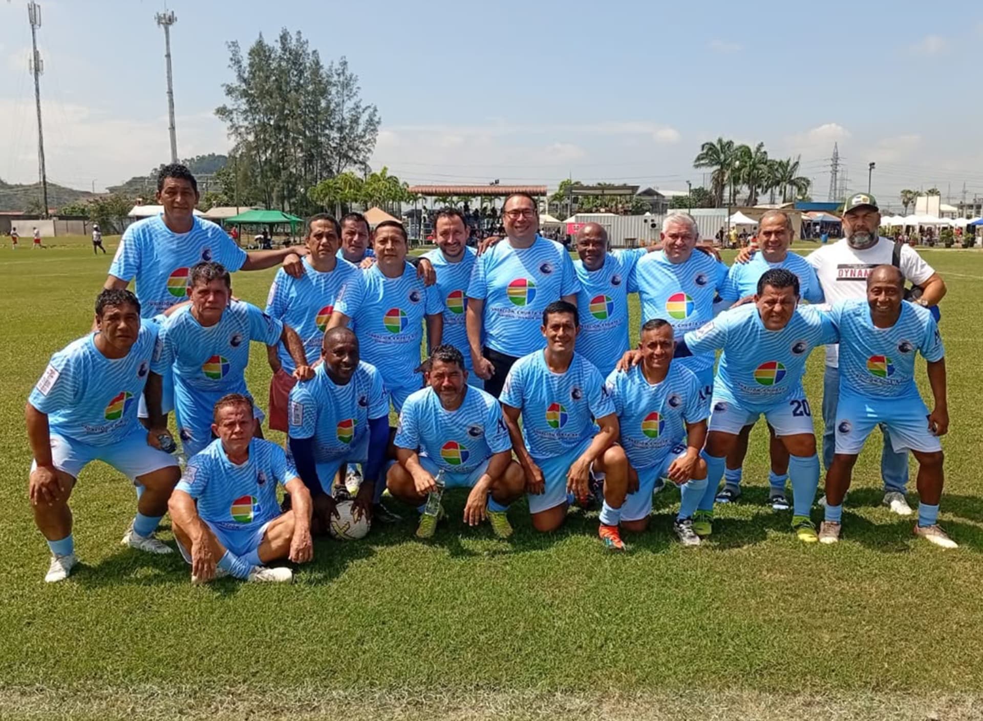 Deportistas practicando fútbol
